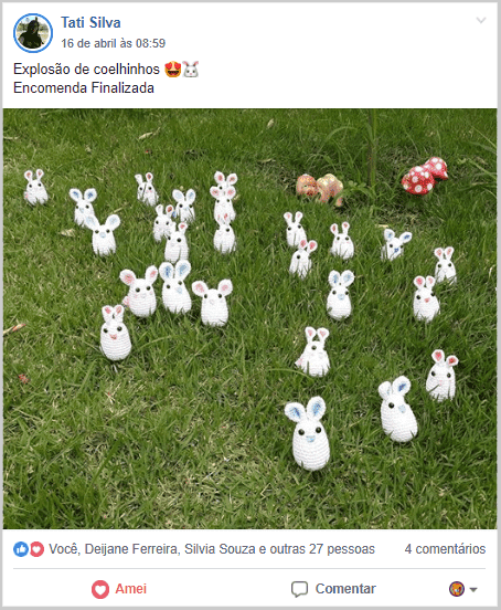 Amigurumi coelhos brancos no jardin